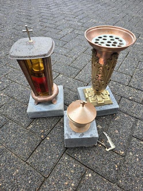 Kaars, vaas en lettertype op het kerkhof, Antiek en Kunst, Antiek | Religieuze voorwerpen, Ophalen of Verzenden
