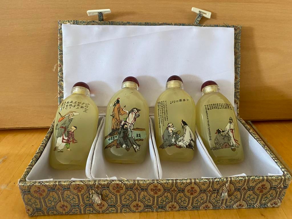 Set van 4 Chinese snuff bottles in doos, decoratief, Antiek en Kunst, Kunst | Overige Kunst, Ophalen of Verzenden