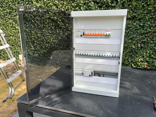 Zekeringkast + zekeringen en differentieels, Doe-het-zelf en Bouw, Elektriciteit en Kabels, Zo goed als nieuw, Ophalen