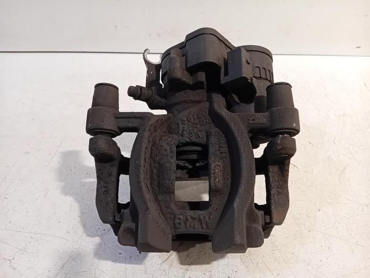 REMKLAUW LINKS ACHTER BMW X1 (F48) (34206883033), Auto-onderdelen, Remmen en Aandrijving, BMW, Gebruikt