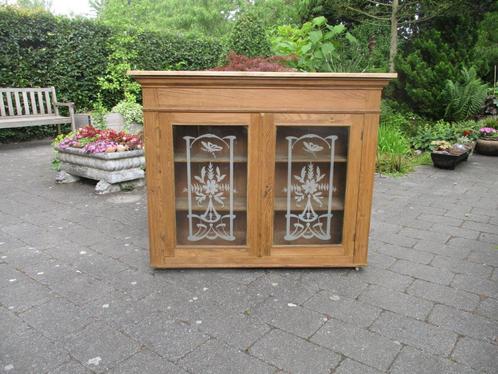 Landelijk vitrine kastje met fraai gedecoreerde glaspartij, Huis en Inrichting, Kasten | Vitrinekasten, Gebruikt, Minder dan 100 cm