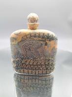 Flasque en porcelaine Signée, Antiquités & Art, Antiquités | Porcelaine, Enlèvement ou Envoi