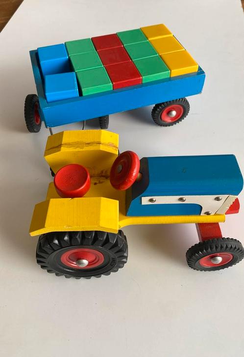 houten tractor met aanhanger en gekleurde plastic kubus, Kinderen en Baby's, Speelgoed | Houten speelgoed, Gebruikt, Duw- of Trekspeelgoed
