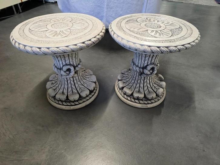 Twee nieuwe witte stenen bijzettafeltjes of als stoeltjes, Tuin en Terras, Tuintafels, Rond, Ophalen