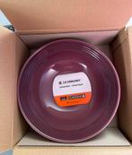 Le Creuset saladier en céramique mauve, Maison & Meubles, Enlèvement ou Envoi, Neuf, Céramique, Récipient(s)