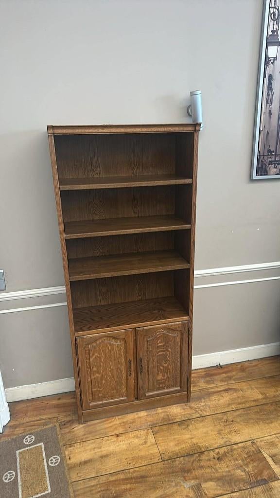 Bibliothèque en bois massif style rustique – Très bon état, Bibliothèque en bois massif style rustique, 25 à 50 cm, Avec porte(s)