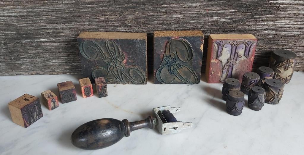Leuke set van 15 oude textiel druk stempels + roller, Antiquités & Art, Antiquités | Vêtements et Textile, Enlèvement ou Envoi