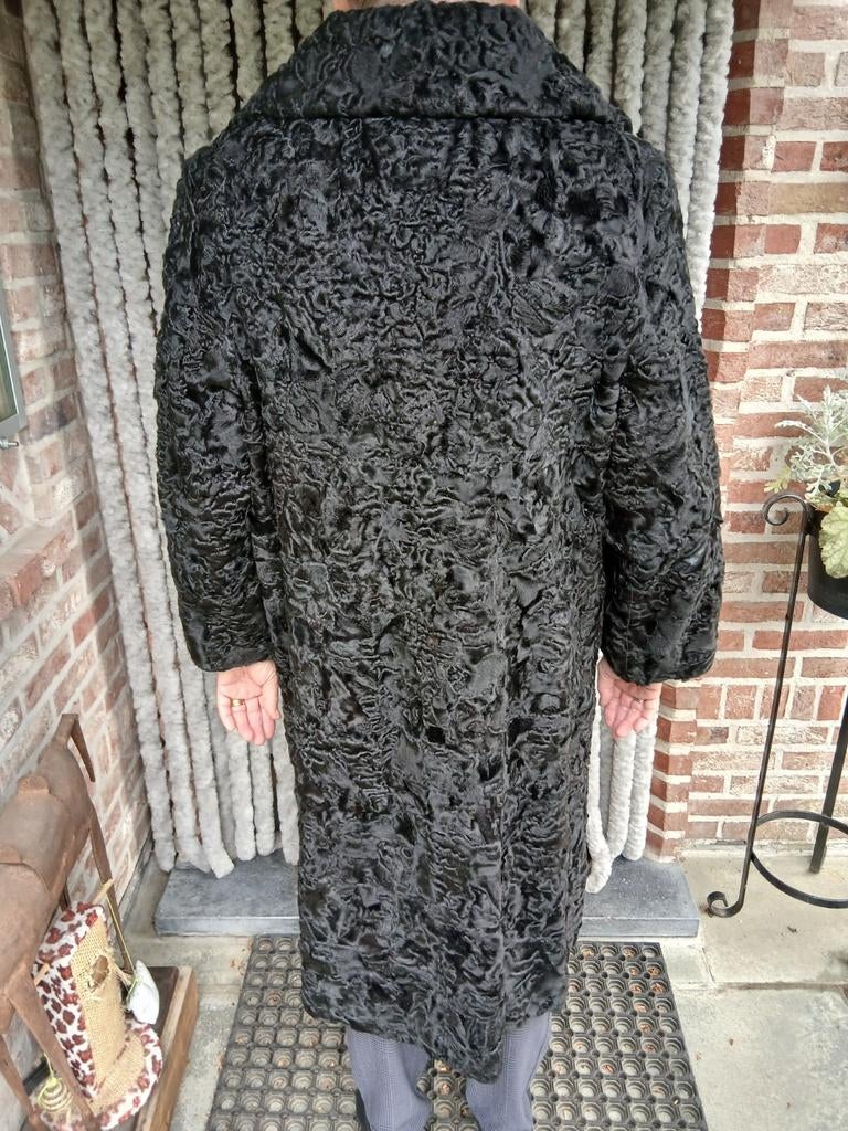 Astrakan bont mantel, Ophalen