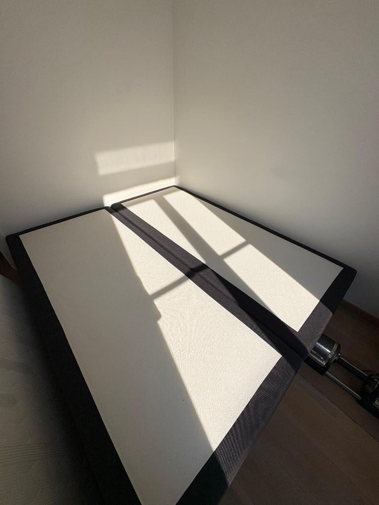 Lit 180 x 210 cm avec sommier (possibilité avec matelas), Gris, 210 cm, Enlèvement, Utilisé