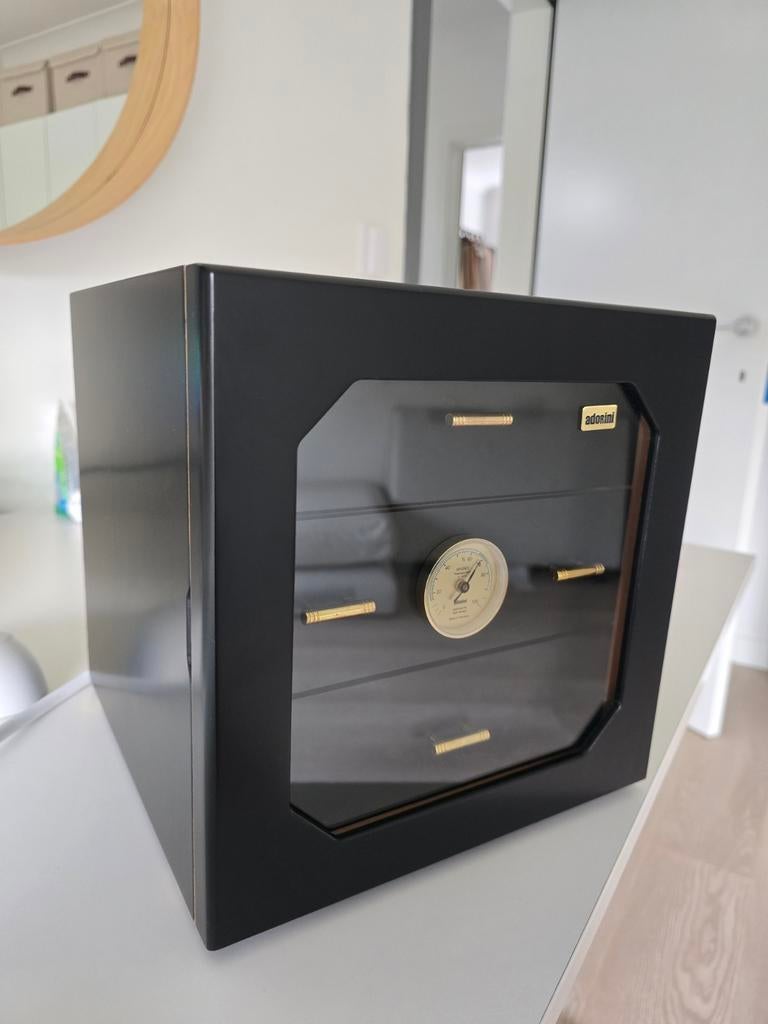 ADORINI chianti humidor. In nieuwstaat incl. Sigaren, Ophalen