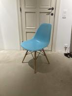 Chaise en plastique Vitra Easme bleue, Maison & Meubles, Vitra Easme, Enlèvement, Utilisé, Bois