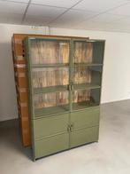 Vitrinekast groen metaal met Mango 130 breed voorraad, Huis en Inrichting, Ophalen of Verzenden, Nieuw