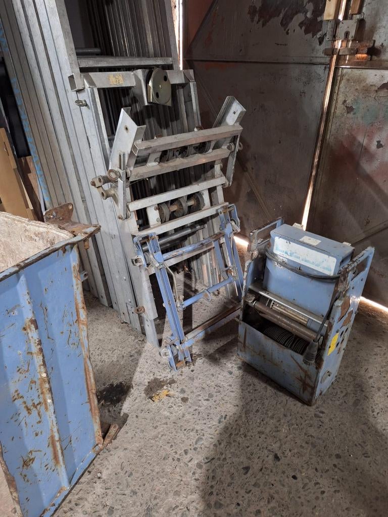 Monte charge GEDA 15m, fonctionne bien, Enlèvement ou Envoi