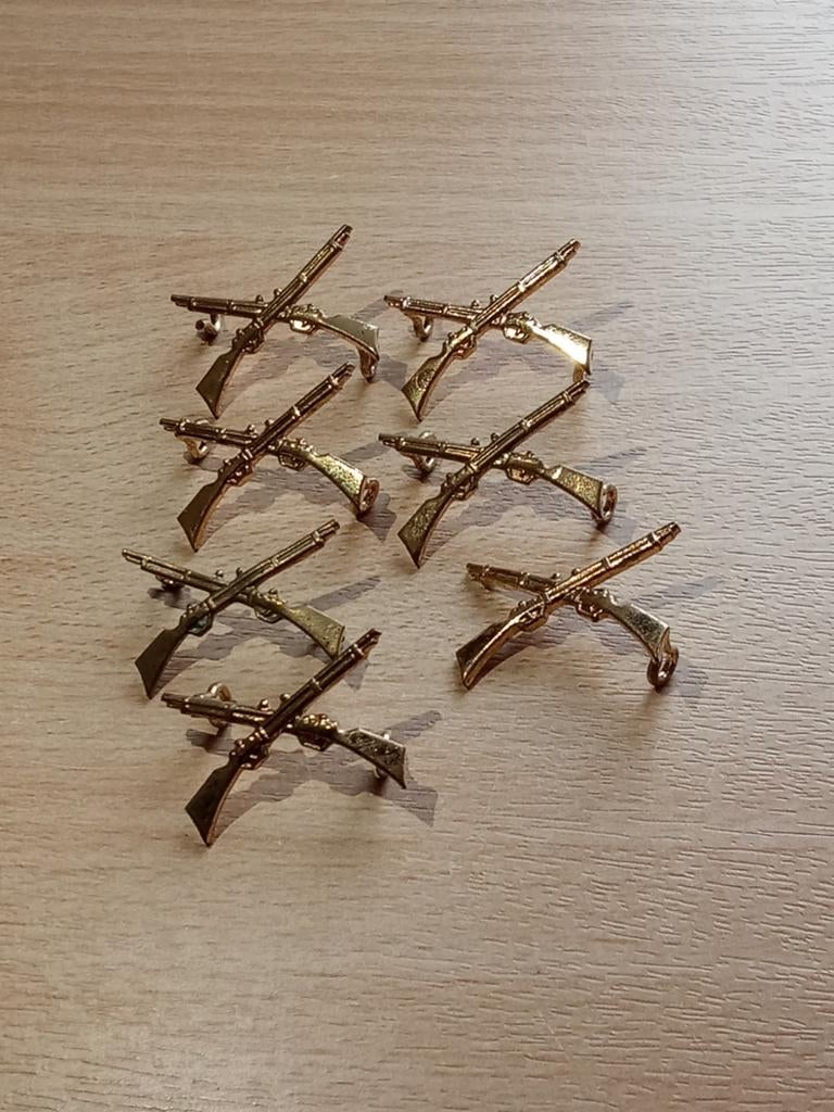 Insigne de brevet de tireur. En laiton ,7pieces, Enlèvement