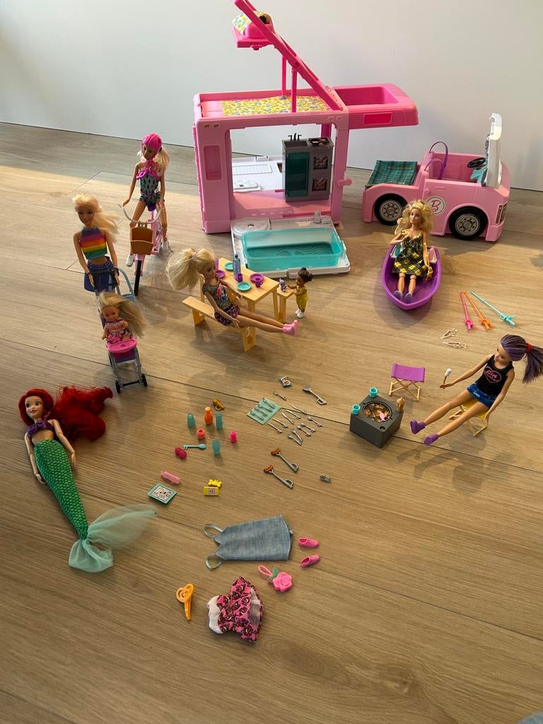 Barbie mobilhomeset met 6 poppen, Ophalen, Gebruikt, Barbie