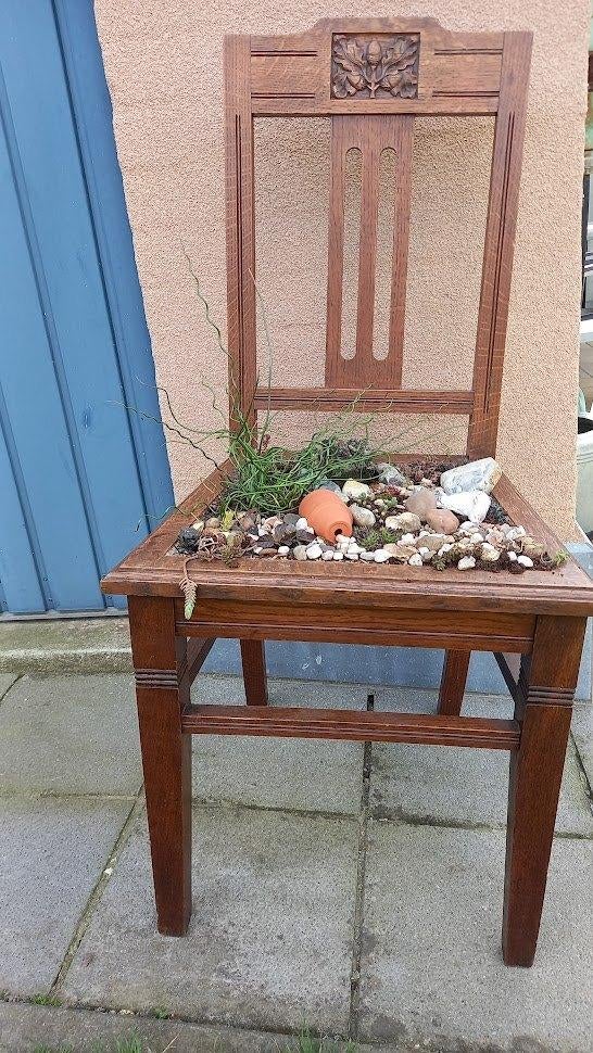 stoel opgevuld met plantjes en decoratie, Ophalen