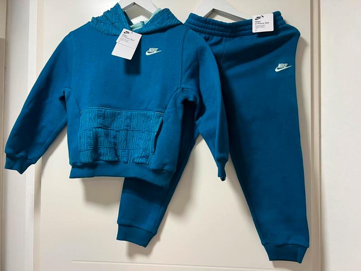 Blauw trainingspak van Nike - maat 116 - 122, Kinderen en Baby's, Kinderkleding | Maat 116, Nieuw, Jongen of Meisje, Setje, Verzenden