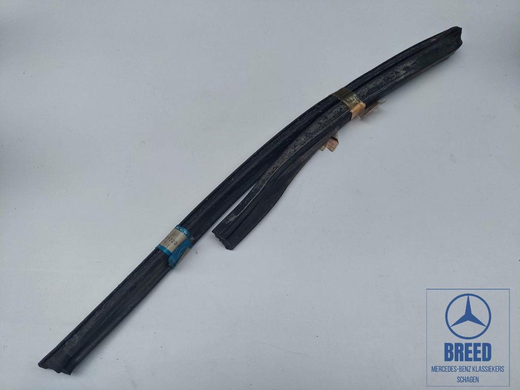 NOS rubber zijraam links voor coupédak Mercedes-Benz R107 SL, Neuf, -, -, Enlèvement ou Envoi