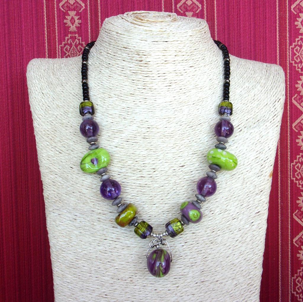 Collier vert et violet en perles artisanales et argent 925, Neuf, Enlèvement ou Envoi, Avec pendentif, Vert