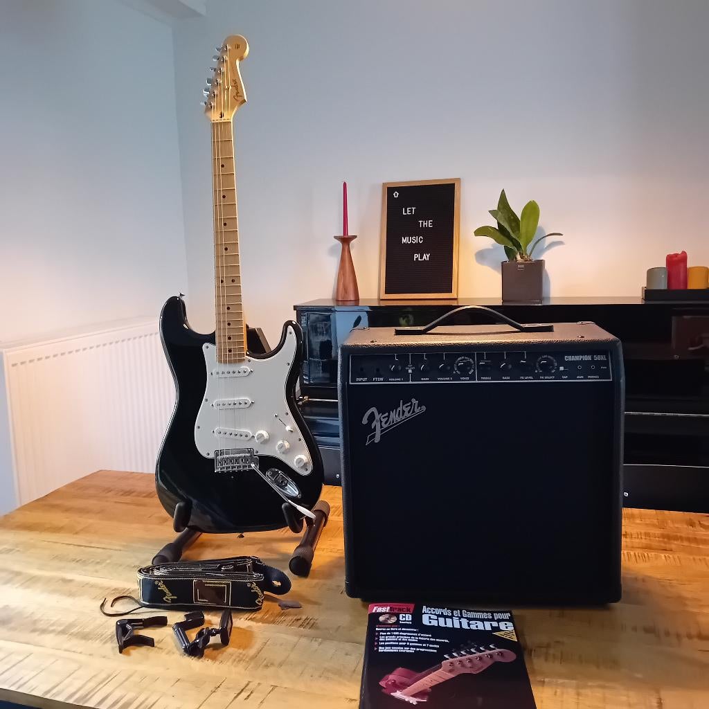 Fender stratocaster Mx18 in perfecte staat, Ophalen, Zo goed als nieuw, Fender, Met versterker