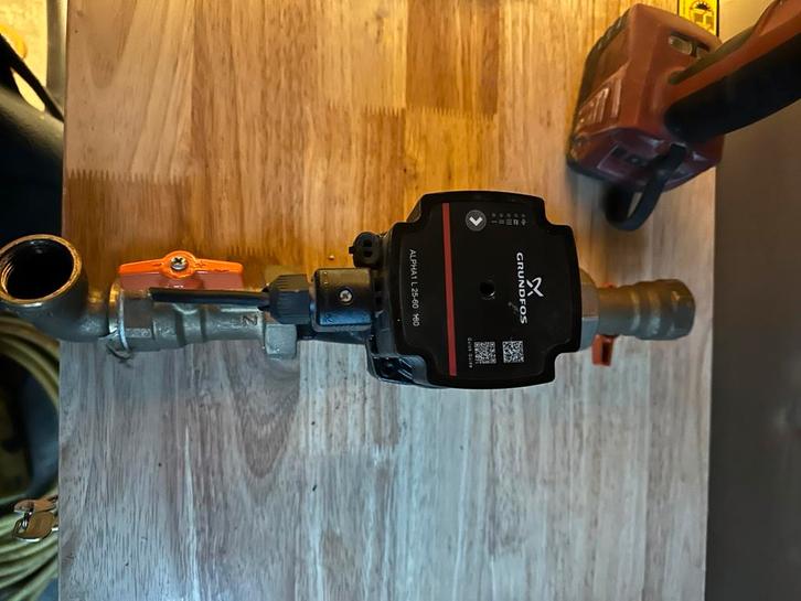 Grundfos Alpha1 L 25-60/180, Doe-het-zelf en Bouw, Chauffageketels en Boilers, Zo goed als nieuw, Ophalen