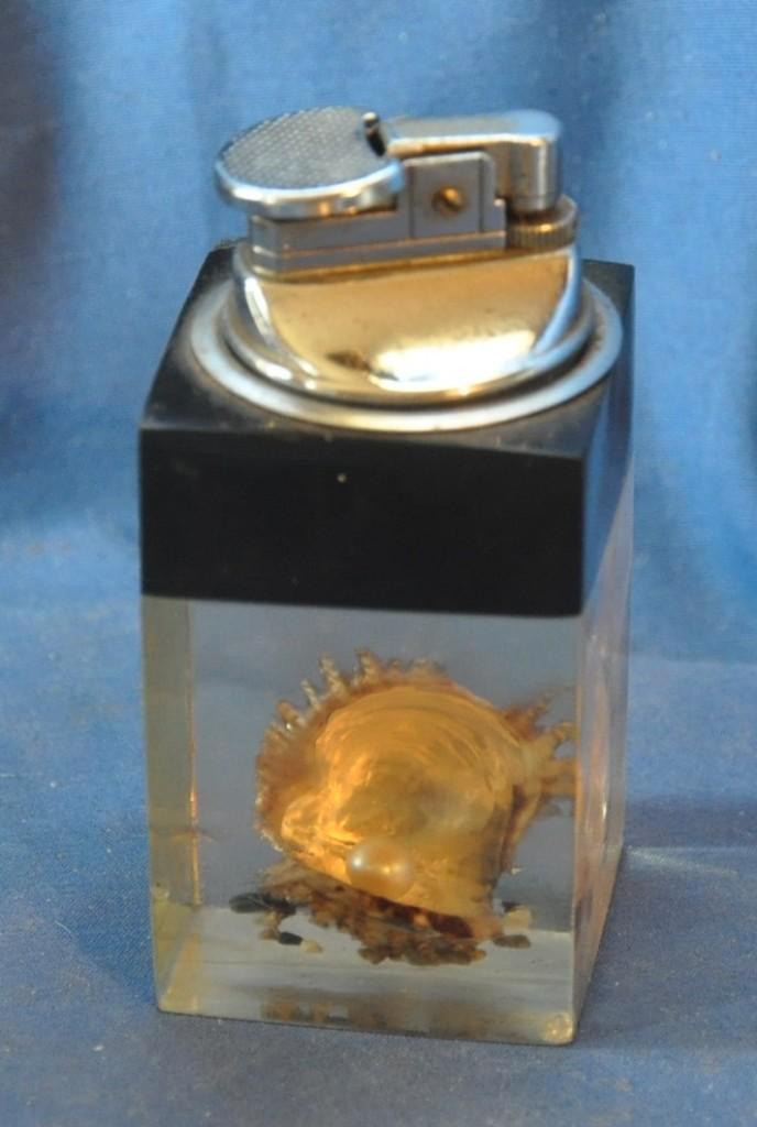 briquet de table bloc résine huitre incrustée, Collections, Articles de fumeurs, Briquets & Boîtes d'allumettes, Utilisé, Briquet