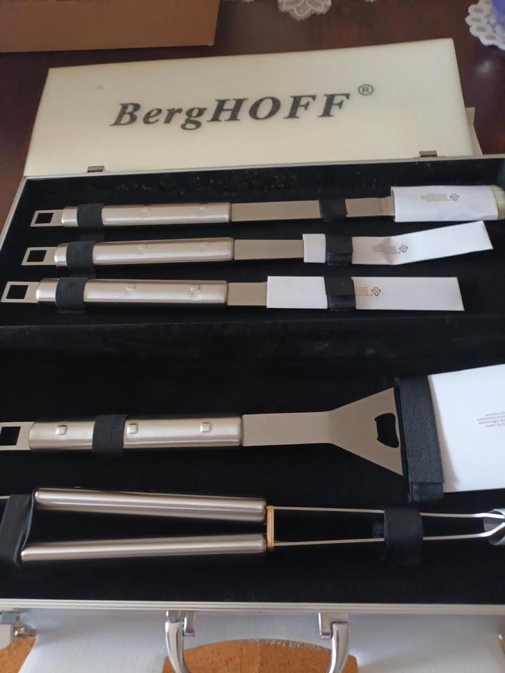 2 volledig nieuwe metalen koffers BBQ artikels  e, Tuin en Terras, Barbecue-accessoires, Nieuw, Ophalen of Verzenden