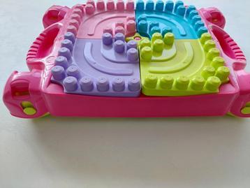 Bouwblokken + speeltafel Mega blocks first builders beschikbaar voor biedingen