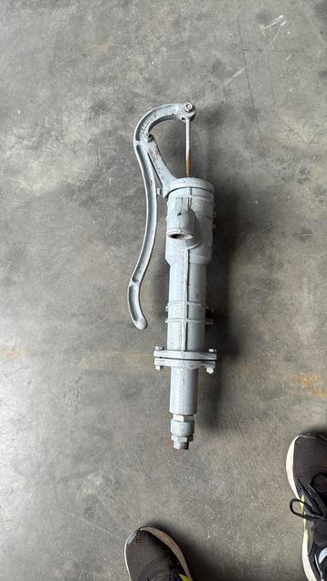 Vintage handwaterpomp Claeys Zedelgem beschikbaar voor biedingen