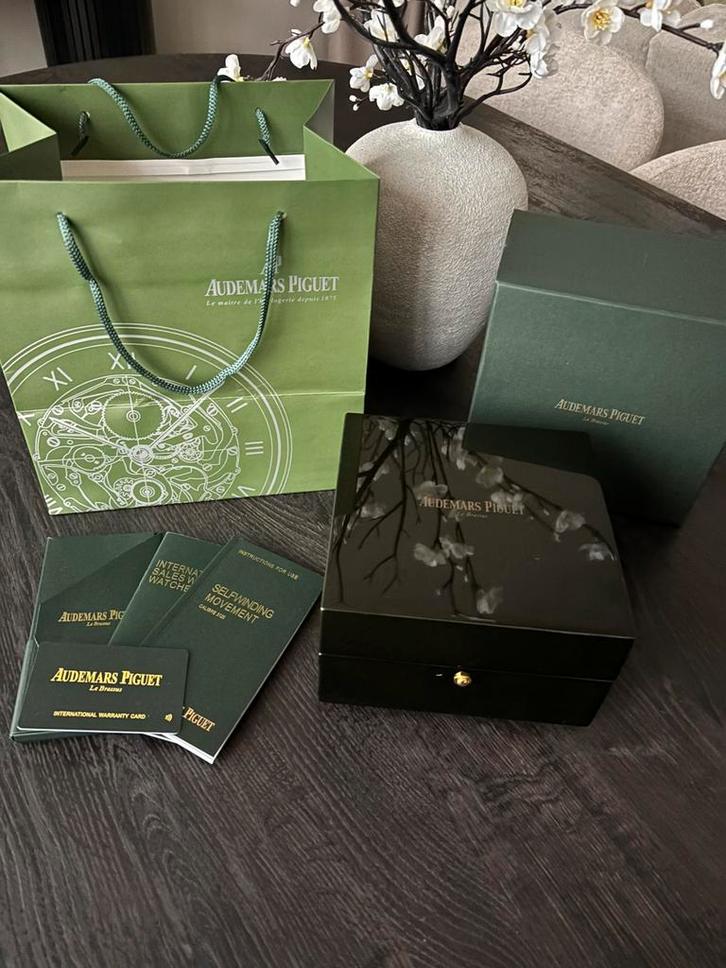 Audemars Piguet horlogedoos met boekjes en winkel tas, Handtassen en Accessoires, Horloges | Heren, Zo goed als nieuw, Verzenden