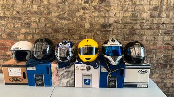 Lot motorhelmen beschikbaar voor biedingen