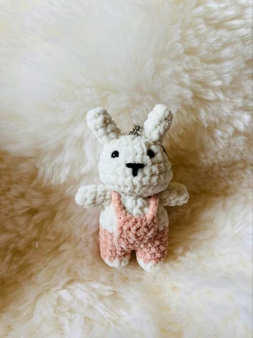 Klein konijntje met sleutelhanger, Kinderen en Baby's, Speelgoed | Knuffels en Pluche, Nieuw, Konijn, Ophalen of Verzenden