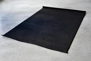 Tapis noir (130 x 195)  disponible aux enchères