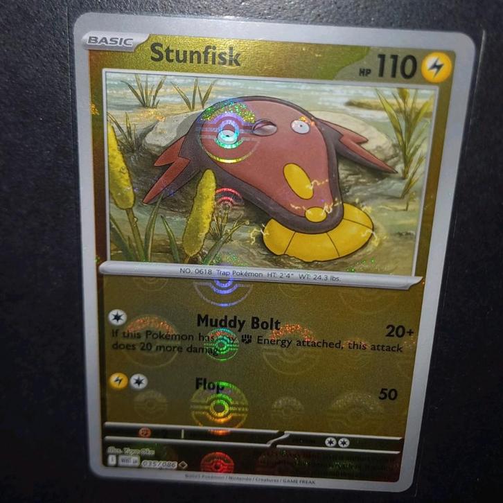 Modern Era: Stunfisk PB 035/086 White Flare, Hobby en Vrije tijd, Verzamelkaartspellen | Pokémon, Ophalen of Verzenden