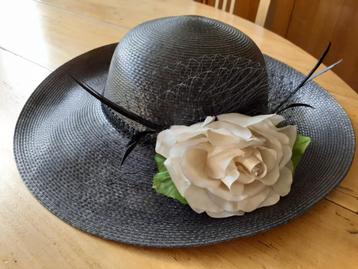 Zwarte hoed met bloemornament