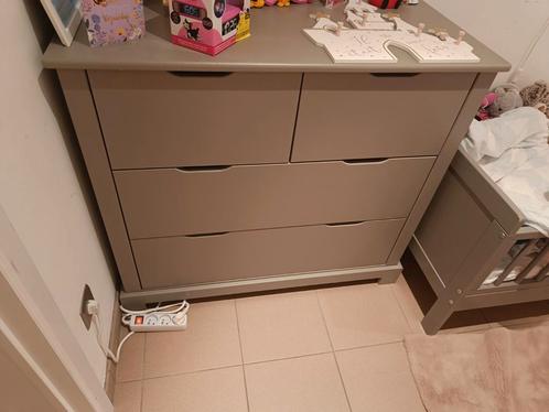 Kinderbed en Comode inclusief matras en toebehoren bijna new, Kinderen en Baby's, Kinderkamer | Commodes en Kasten, Zo goed als nieuw