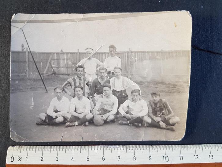 Foto Spelers voetbalploeg voetbal ( 8 x 11 cm ), Verzamelen, Foto's en Prenten, Gebruikt, Foto, Overige onderwerpen, Voor 1940