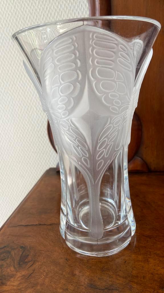 Vintage Crystal d’Arques vaas met frosted vlinder, Antiek en Kunst, Antiek | Glaswerk en Kristal, Ophalen of Verzenden