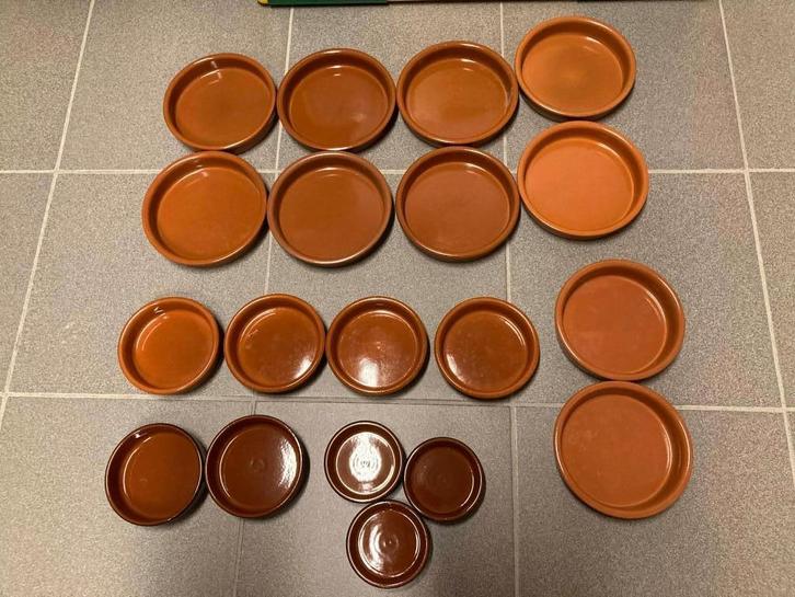 lot potjes / schaaltjes in aardewerk 19 stuks, Huis en Inrichting, Keuken | Servies, Zo goed als nieuw, Schaal of Schalen, Aardewerk