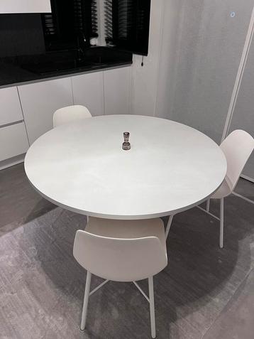 Ronde eettafel beschikbaar voor biedingen
