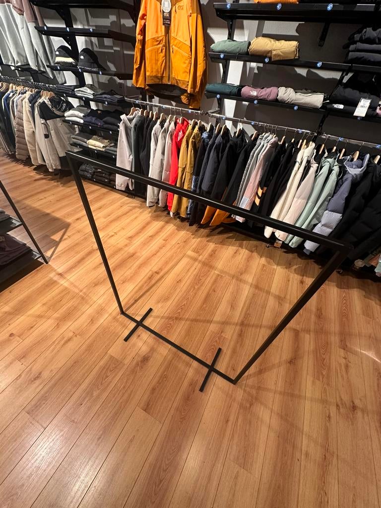 Portant à vêtements - Black, Vêtements | Femmes, Enlèvement, Comme neuf