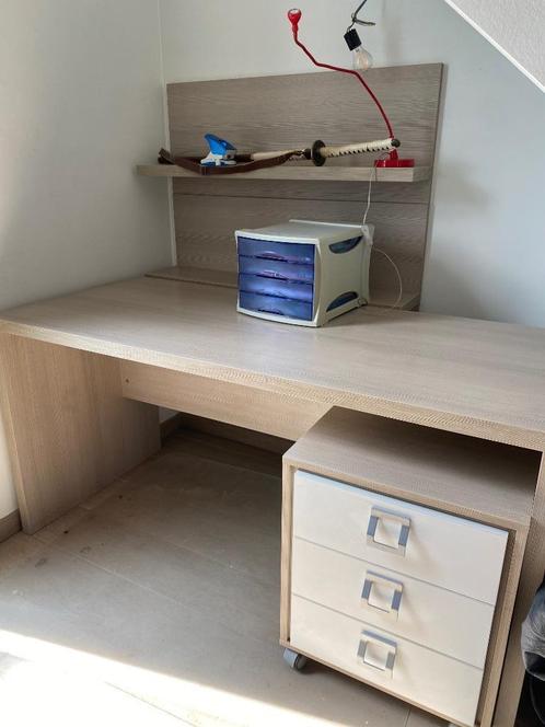 Puber BUREAU om een top schooljaar af te ronden, Huis en Inrichting, Bureaus, Zo goed als nieuw, Bureau, Ophalen