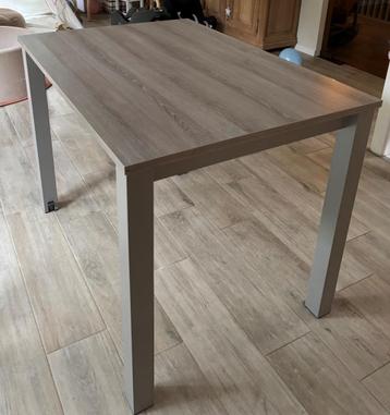 Tafel en stoelen beschikbaar voor biedingen