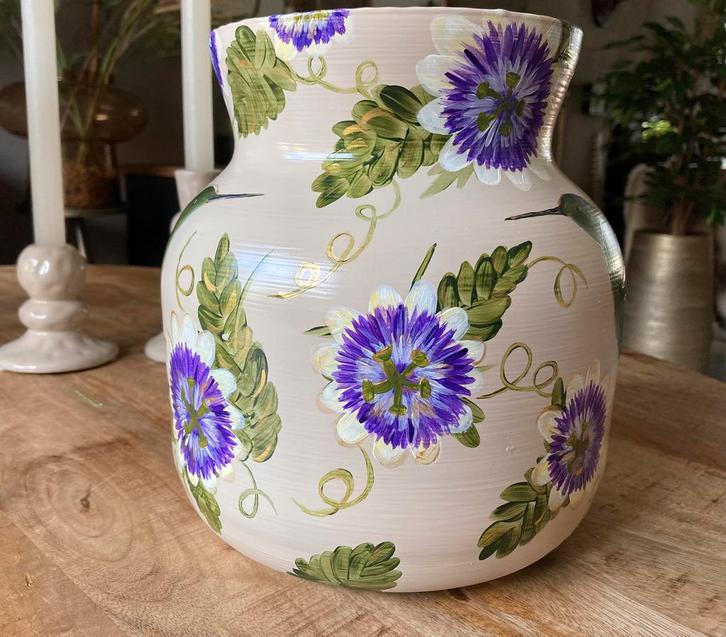 Handbeschilderde Vaas Passiebloem Colibri ByJ&S🪻, Huis en Inrichting, Woonaccessoires | Vazen, Nieuw, Overige kleuren, Minder dan 50 cm
