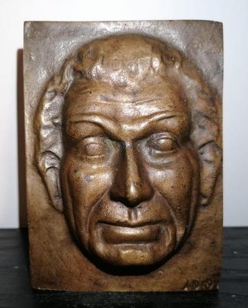 Gesigneerde bronzen reliëfsculptuur – Portretkop beschikbaar voor biedingen