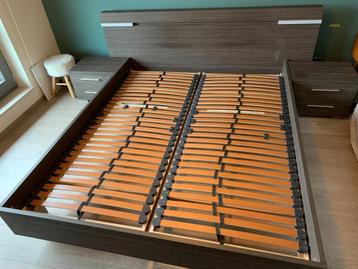 Mooie tweepersoonsbed lattenbodem, nachtkastjes en led light beschikbaar voor biedingen