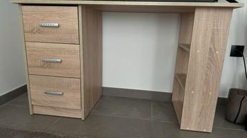Bureau/kastje in houtkleur met lades en open rekken beschikbaar voor biedingen