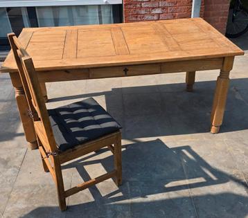 Authentieke houten tafel met 4 stoelen beschikbaar voor biedingen