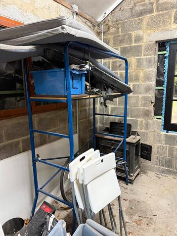 Stelling met 1 plank beschikbaar voor biedingen