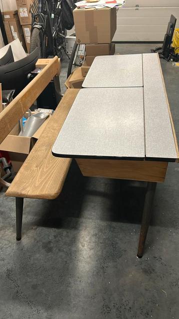 Schoolbank lessenaar beschikbaar voor biedingen